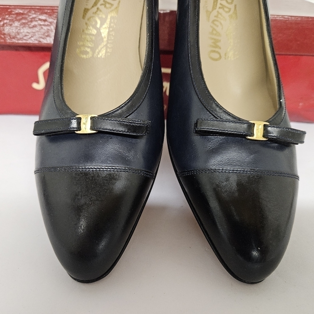 Salvatore Ferragamo Vintage Almond and Kitten Heel Pumps in Navy and Black Sz 9 - Picture 3 of 15